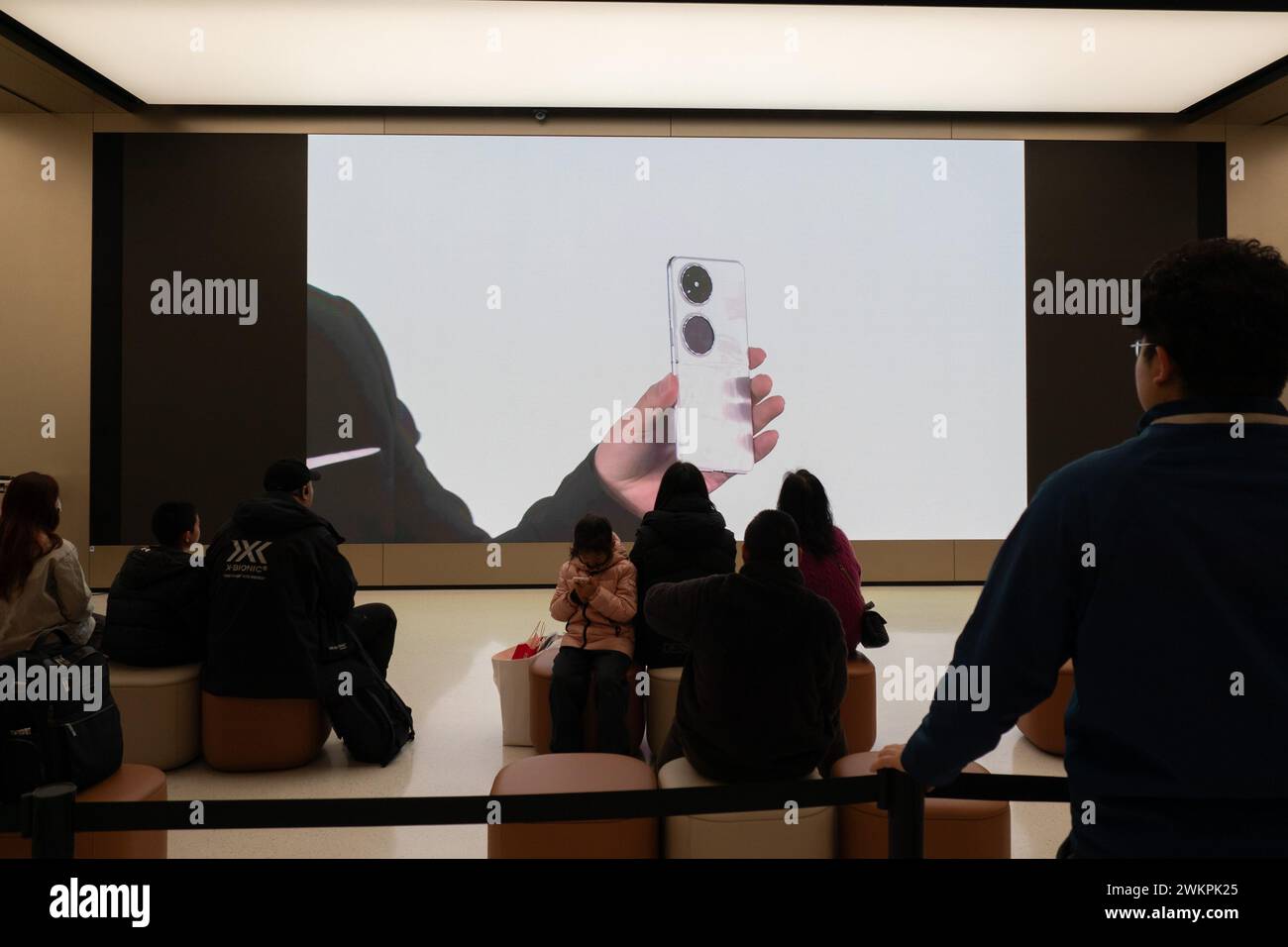 SHANGHAI, CHINA – 22. FEBRUAR 2024 – Kunden registrieren sich für die Einführung des vertikalen Faltbildschirmtelefons Pocket2 von Huawei unter der Flagge von Huawei Stockfoto