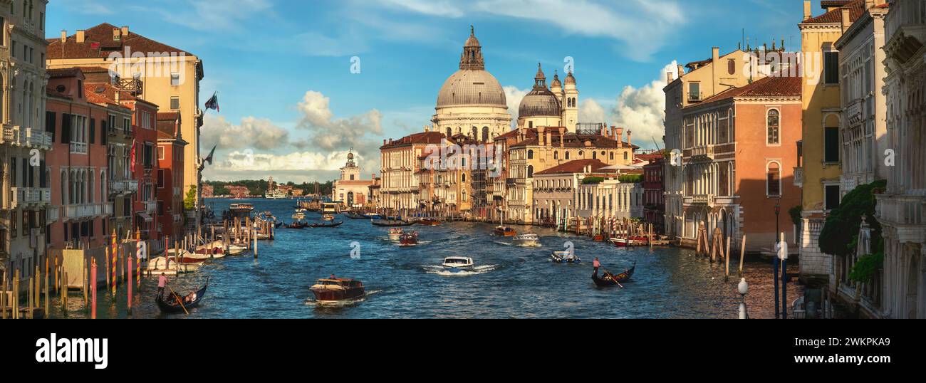 Venezia Panorama bei Tageslicht, Basilika di Santa Maria della Salute, Venedig, Italien Reiseaufnahme mit schönem blauen Himmel Stockfoto