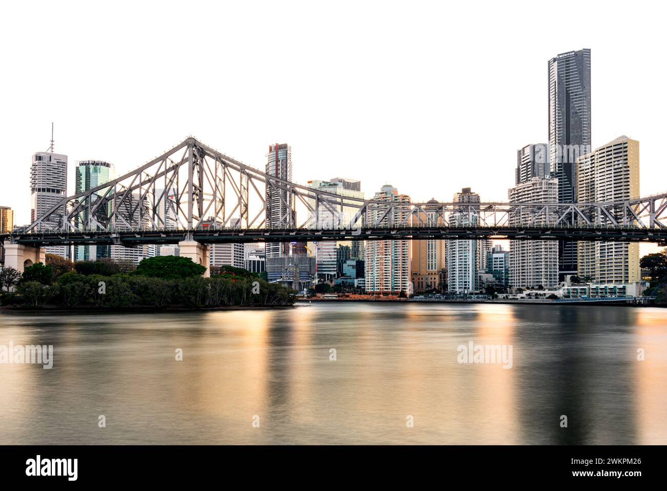 Abendlichtreflexionen von Brisbane im Brisbane River. Stockfoto