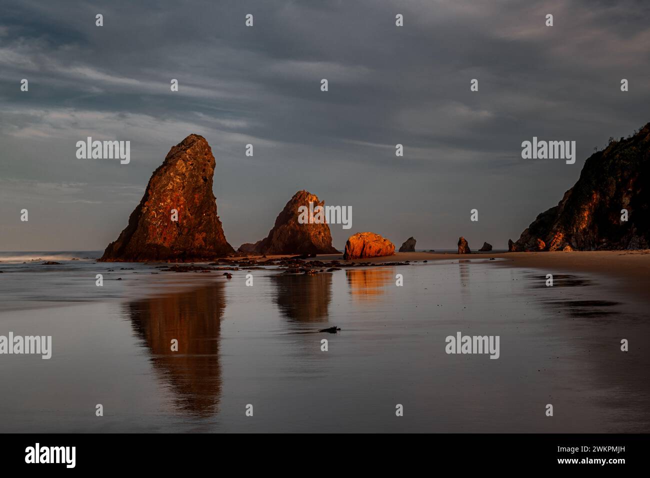 Abendlicht auf den berühmten Glass House Rocks in Narooma, südlich von Sydney. Stockfoto