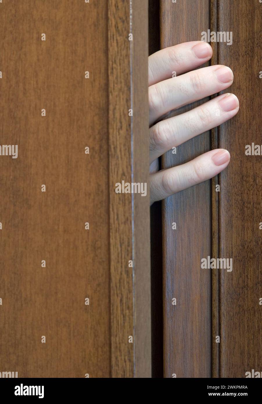 Finger durch die Tür Stockfoto