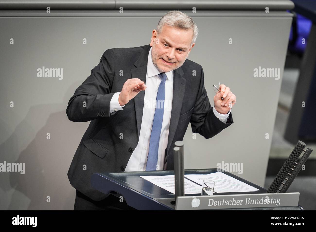 Berlin, Deutschland. Februar 2024. Leif-Erik Holm (AfD), spricht nach einer Regierungserklärung zum Jahreswirtschaftsbericht im Bundestag. Quelle: Michael Kappeler/dpa/Alamy Live News Stockfoto