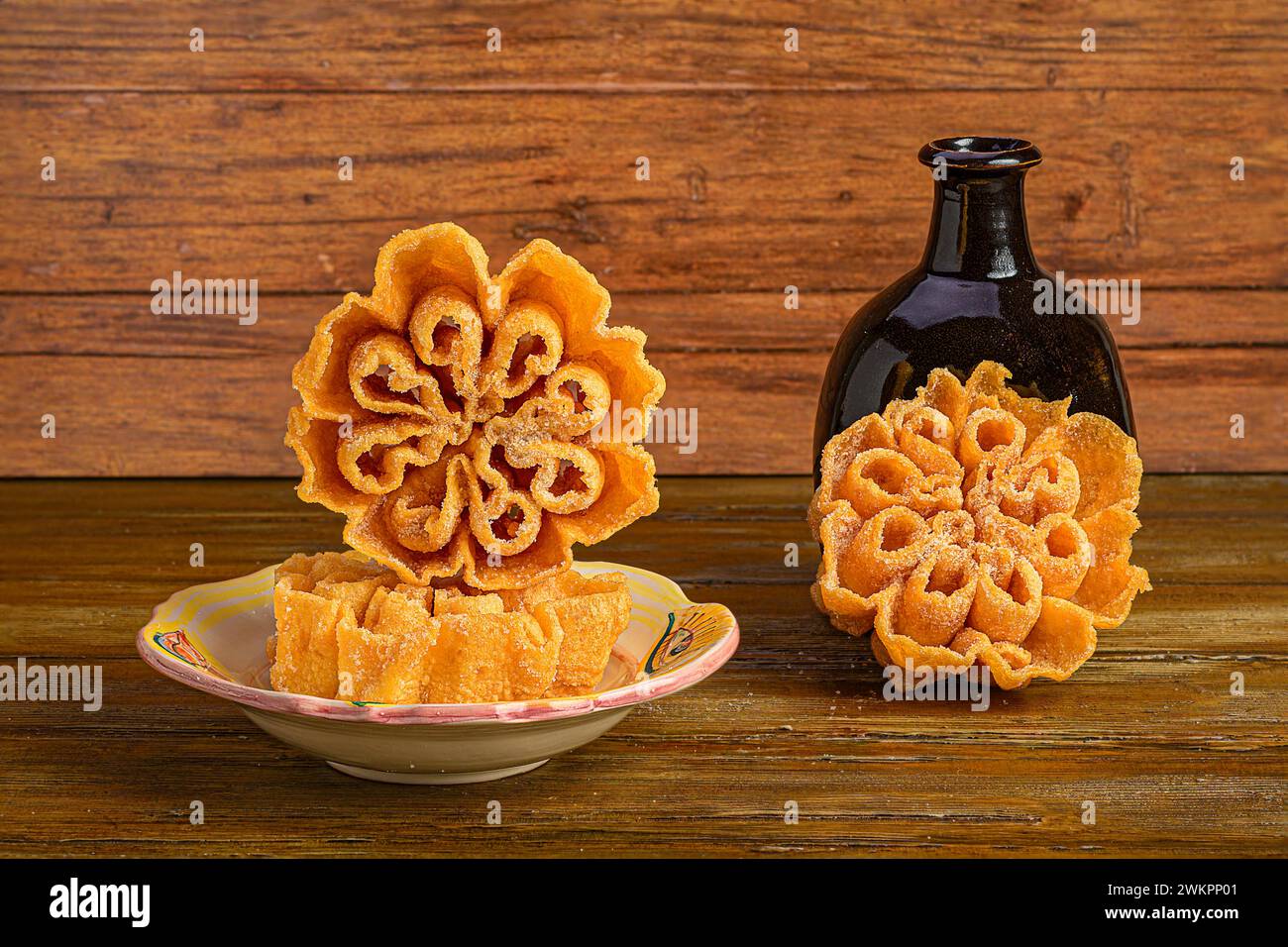 Die frittierten Gebäckblumen auf einer alten Holzfläche. Stockfoto