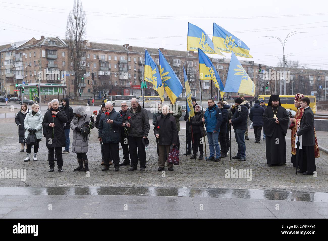 Nicht exklusiv: KIEW, UKRAINE - 21. FEBRUAR 2024 - die Teilnehmer der Blumenverlegung werden am Denkmal einer ukrainischen Dichterin und versammelt Stockfoto