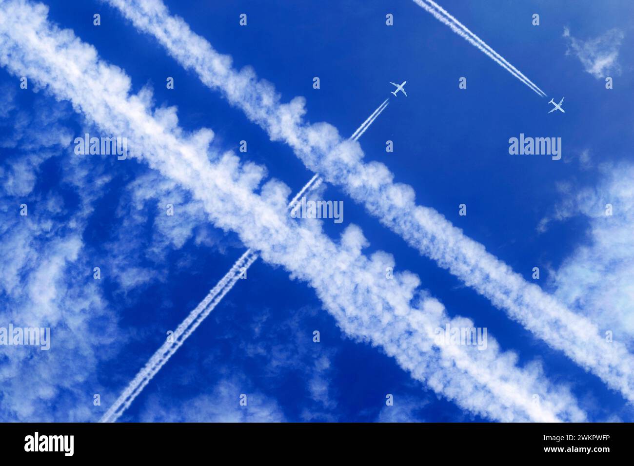 Vapor Trails und Passagierflugzeuge hoch in den Himmel Stockfoto