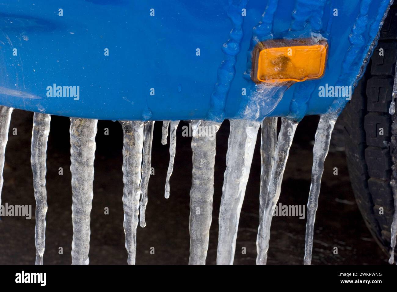 Eiszapfen auf einem blauen Auto Stockfoto