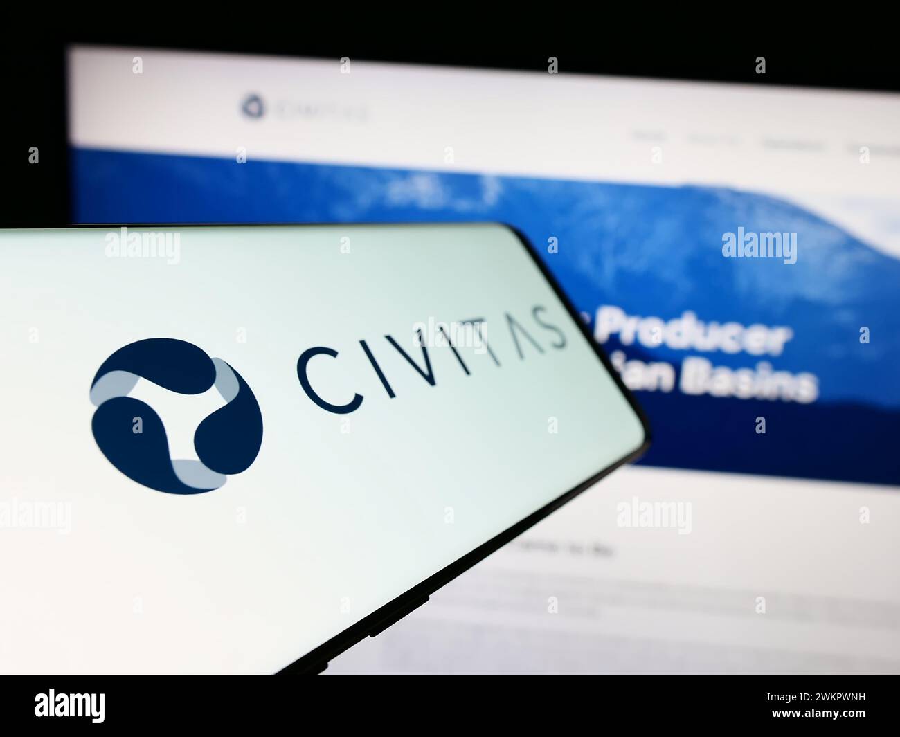 Smartphone mit Logo des amerikanischen Öl- und Gasunternehmens Civitas Resources Inc. Vor der Business-Website. Fokus auf der linken Seite des Telefondisplays. Stockfoto