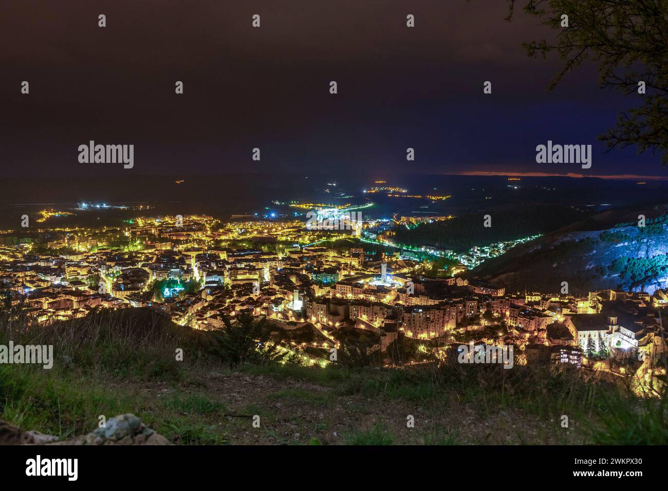Spektakuläre Ausblicke auf die mittelalterliche Stadt Cuenca von einem Aussichtspunkt bei Nacht mit der großen Stadt beleuchtet von Lichtern. Castilla la Mancha. Stockfoto