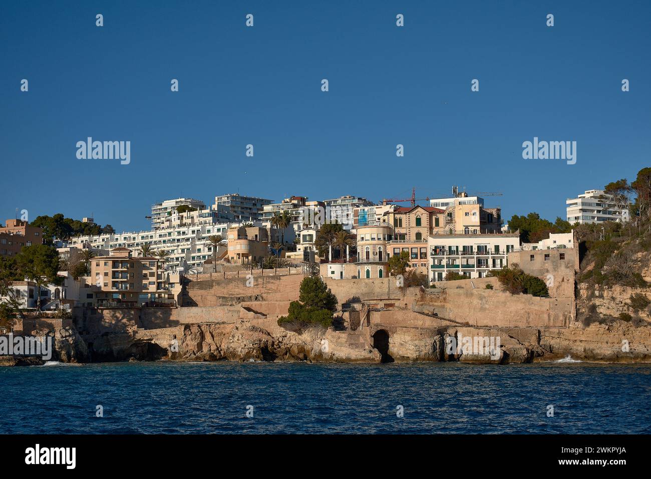 Gebäude der Cala Mayor über dem Meer an einem blauen Tag in Palma de Mallorca, Spanien Stockfoto