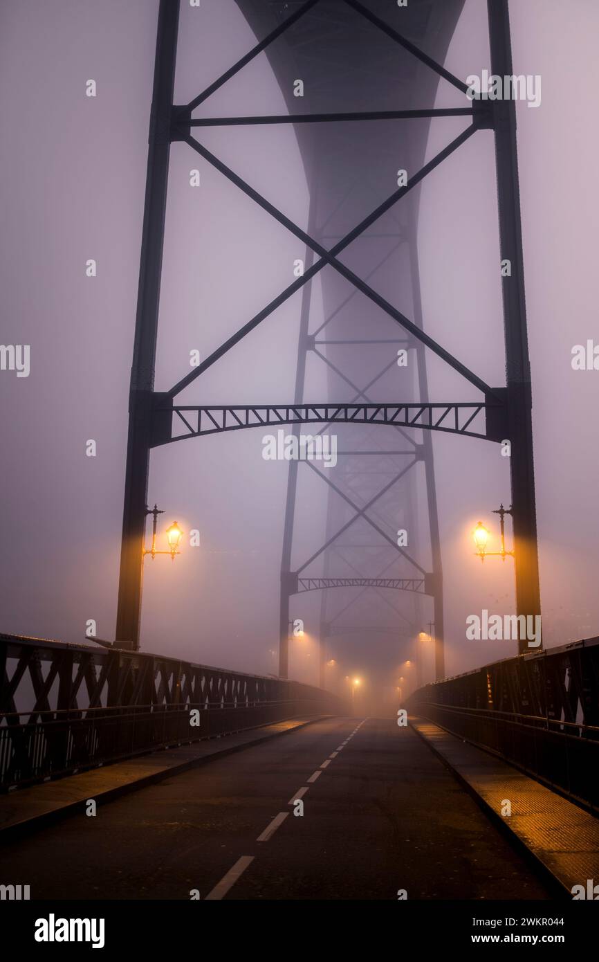 Die untere Ebene der Dom-Luis-I-Brücke in dickem Nebel, Porto, Portugal. Stockfoto