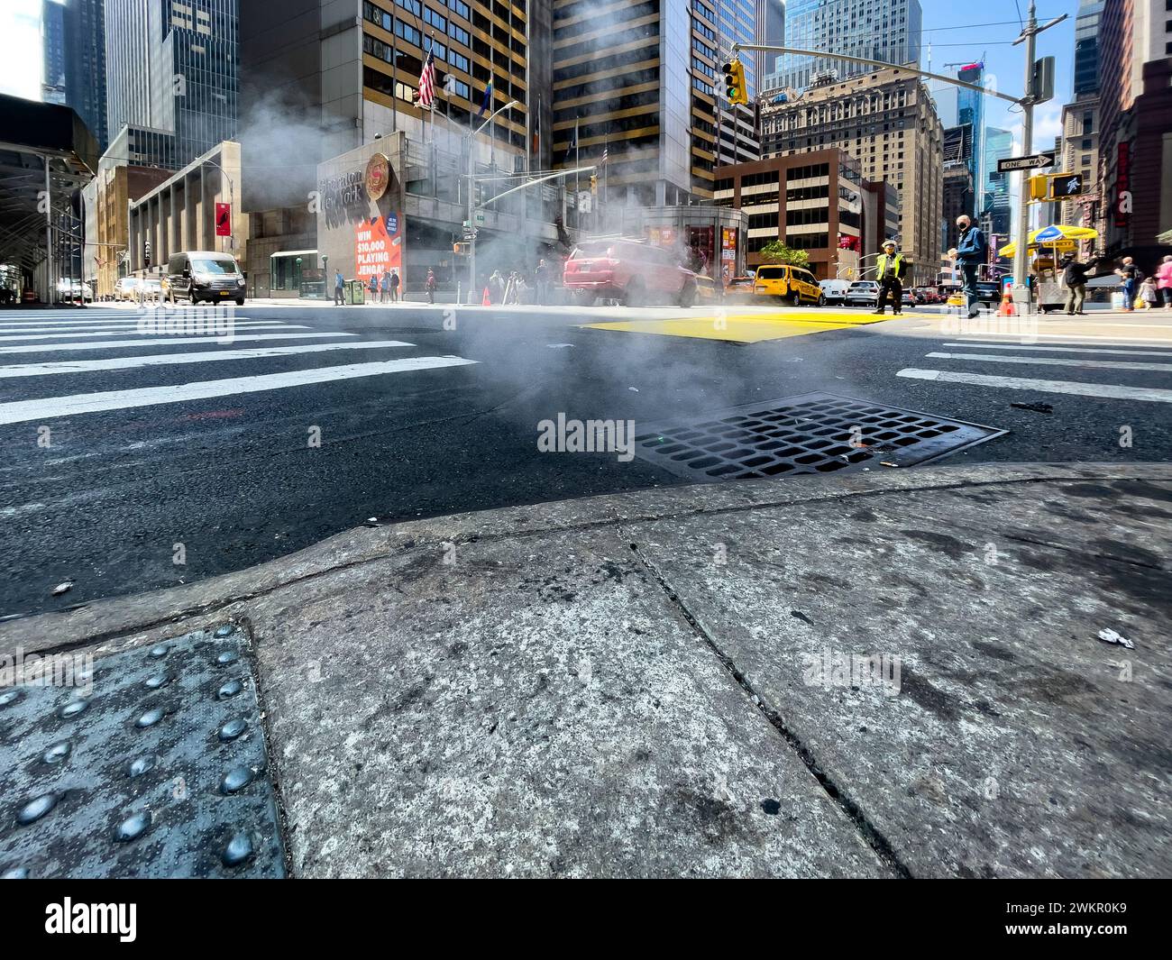 New York, USA; 4. Juni 2023: Rauch aus dem Untergrund des Big Apple, der durch Lüftungsschlitze im Boden von Manhattan in die Straßen weht. Stockfoto