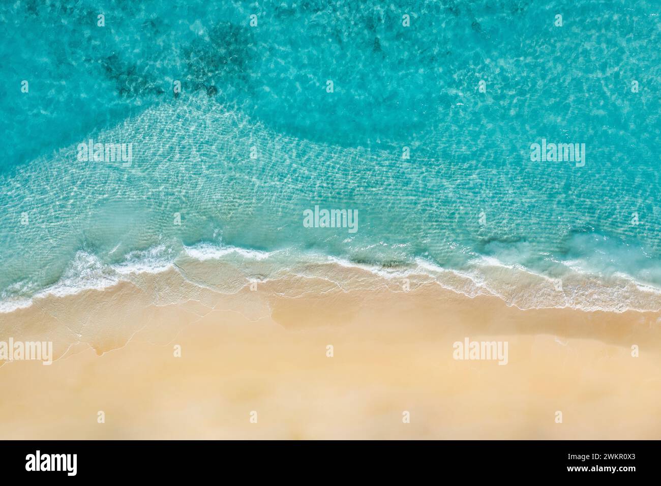 Entspannende Luftaufnahme Strand Szene, Sommerurlaub Urlaub Vorlage Banner. Die Wellen surfen mit der herrlichen blauen Lagune, der Küste und der Küste. Perfekte Antenne Stockfoto