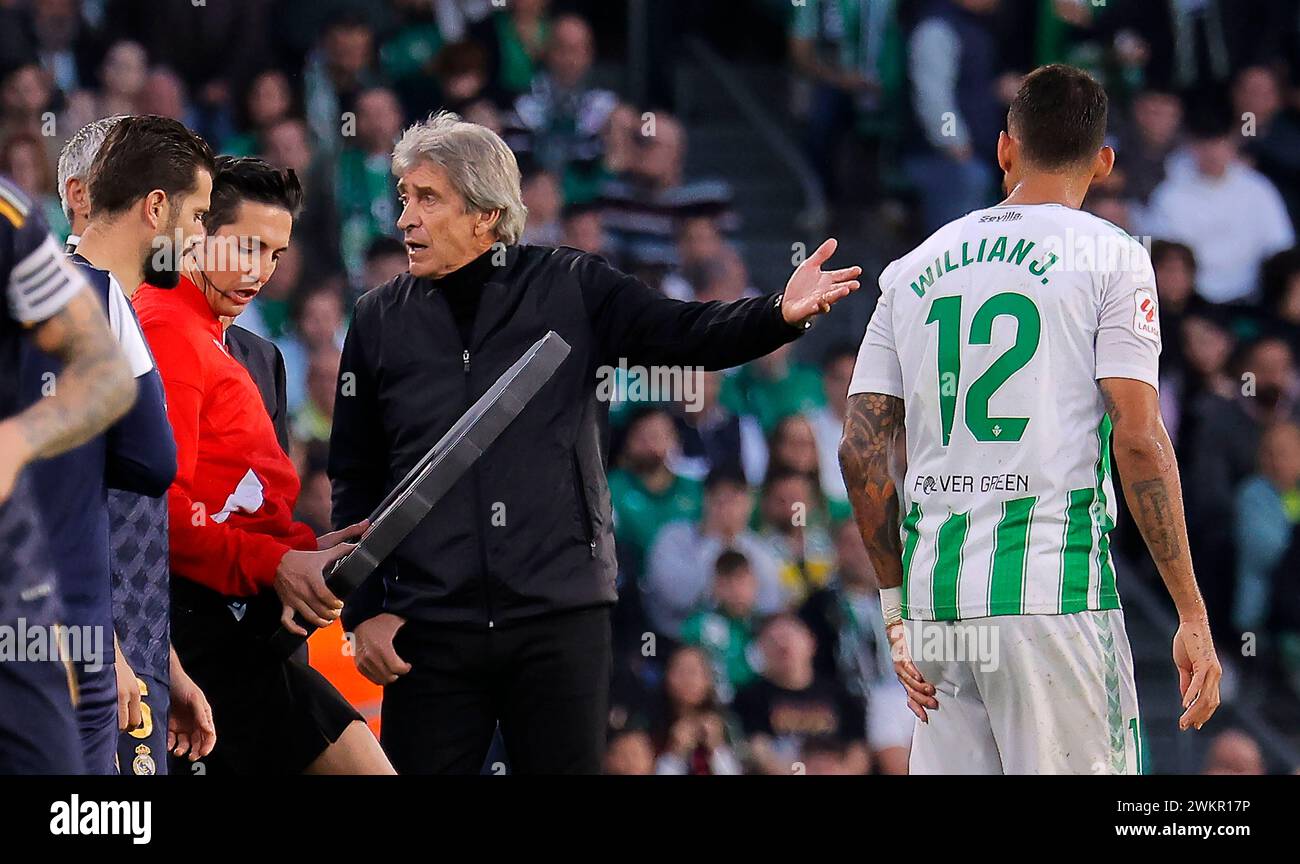 Sevilla, 12.09.2023. Spieltag 16 EA Sports League. Benito-Villamarín-Stadion. Real Betis-Real Madrid. Pellegrini spricht an den vierten Beamten. Foto: Manuel Gómez. ARCHSEV. Quelle: Album / Archivo ABC / Manuel Gómez Stockfoto