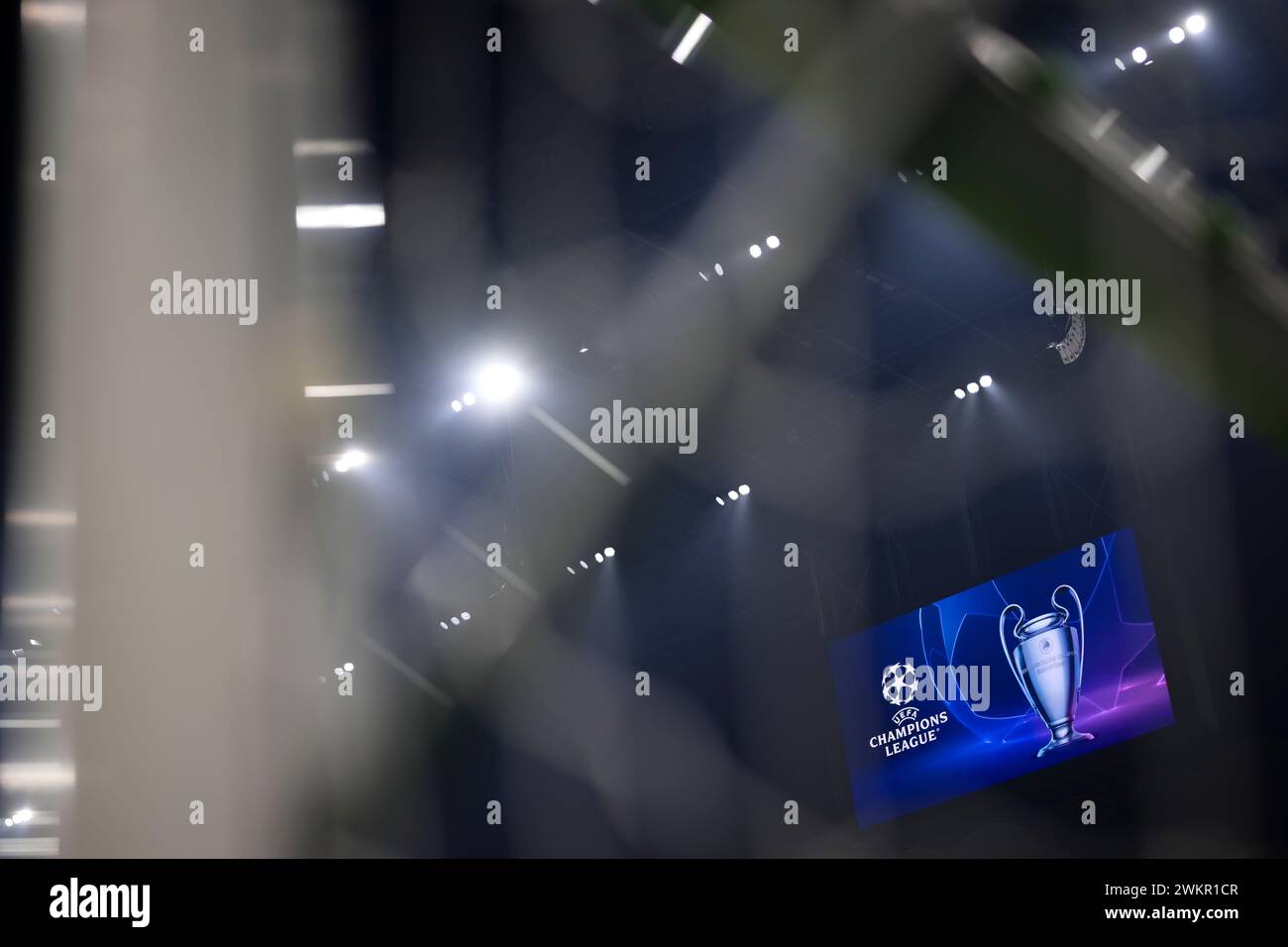 Mailand, Italien. 20. Februar 2024. Ein riesiger Bildschirm zeigt das Logo und die Trophäe der UEFA Champiosn League vor dem Fußballspiel der UEFA Champions League zwischen dem FC Internazionale und dem Club Atletico de Madrid. Quelle: Nicolò Campo/Alamy Live News Stockfoto