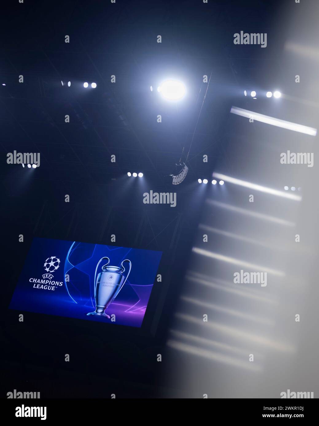 Mailand, Italien. 20. Februar 2024. Ein riesiger Bildschirm zeigt das Logo und die Trophäe der UEFA Champiosn League vor dem Fußballspiel der UEFA Champions League zwischen dem FC Internazionale und dem Club Atletico de Madrid. Quelle: Nicolò Campo/Alamy Live News Stockfoto
