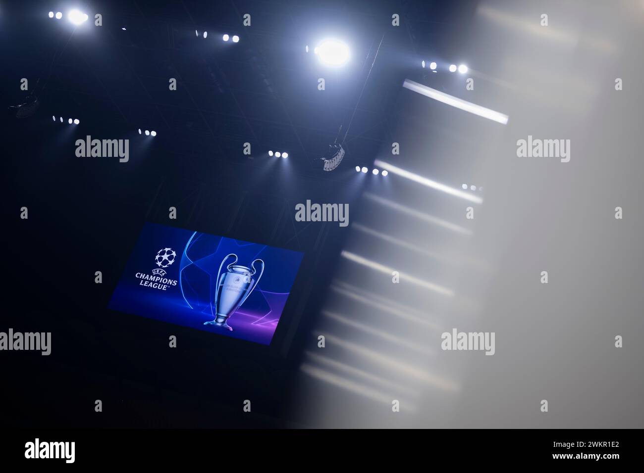 Mailand, Italien. 20. Februar 2024. Ein riesiger Bildschirm zeigt das Logo und die Trophäe der UEFA Champiosn League vor dem Fußballspiel der UEFA Champions League zwischen dem FC Internazionale und dem Club Atletico de Madrid. Quelle: Nicolò Campo/Alamy Live News Stockfoto