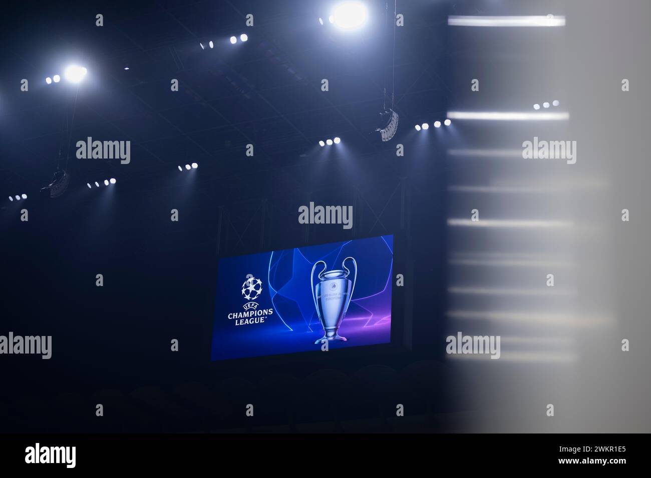 Mailand, Italien. 20. Februar 2024. Ein riesiger Bildschirm zeigt das Logo und die Trophäe der UEFA Champiosn League vor dem Fußballspiel der UEFA Champions League zwischen dem FC Internazionale und dem Club Atletico de Madrid. Quelle: Nicolò Campo/Alamy Live News Stockfoto