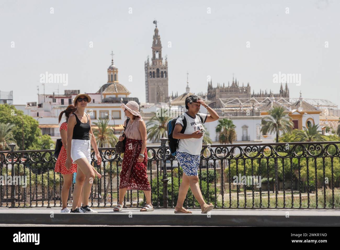 Sevilla, 08.11.2023. 24-Stunden-Bericht, mit der Hitzewelle. Triana-Brücke. Foto: Raúl Doblado. Archsev. Quelle: Album / Archivo ABC / Raúl Doblado Stockfoto