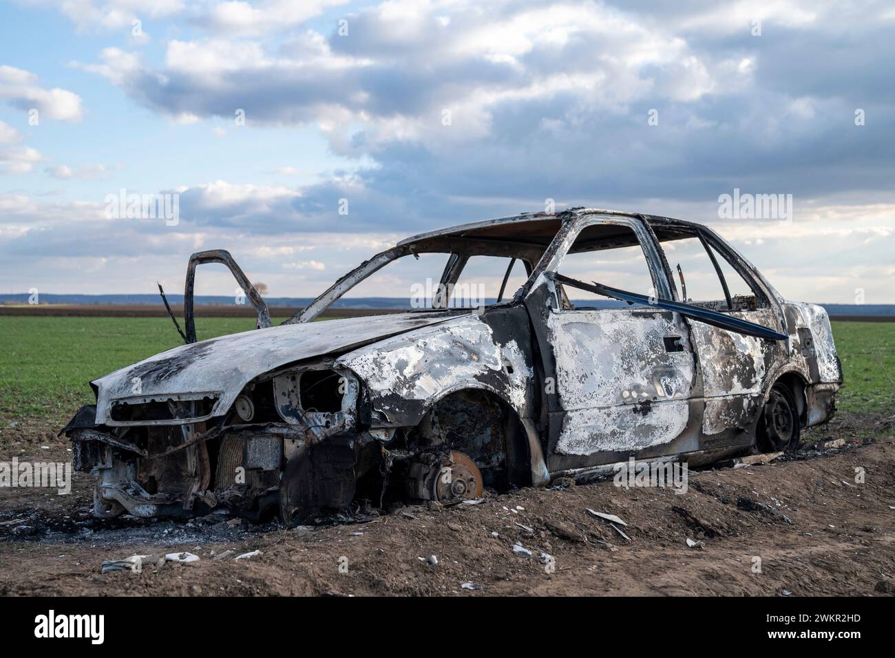 Ein ausgebranntes Auto. Verbranntes Auto auf dem Feld. Fahrzeugbrand, Fahrzeugbrand aufgrund eines Kurzschlusses. Absichtliche Brandstiftung des gestohlenen Autos. Ein Fahrzeug wurde im fi beschädigt Stockfoto