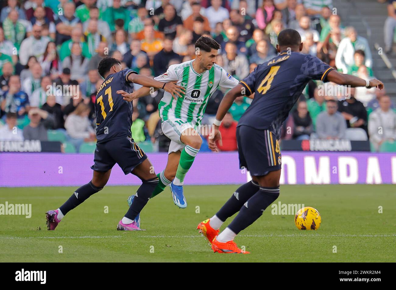 Sevilla, 12.09.2023. Spieltag 16 EA Sports League. Benito-Villamarín-Stadion. Real Betis - Real Madrid. Ayoze verlässt Lucas Vázquez gegen Alaba. Foto: Manuel Gómez. Archsev. Quelle: Album / Archivo ABC / Manuel Gómez Stockfoto