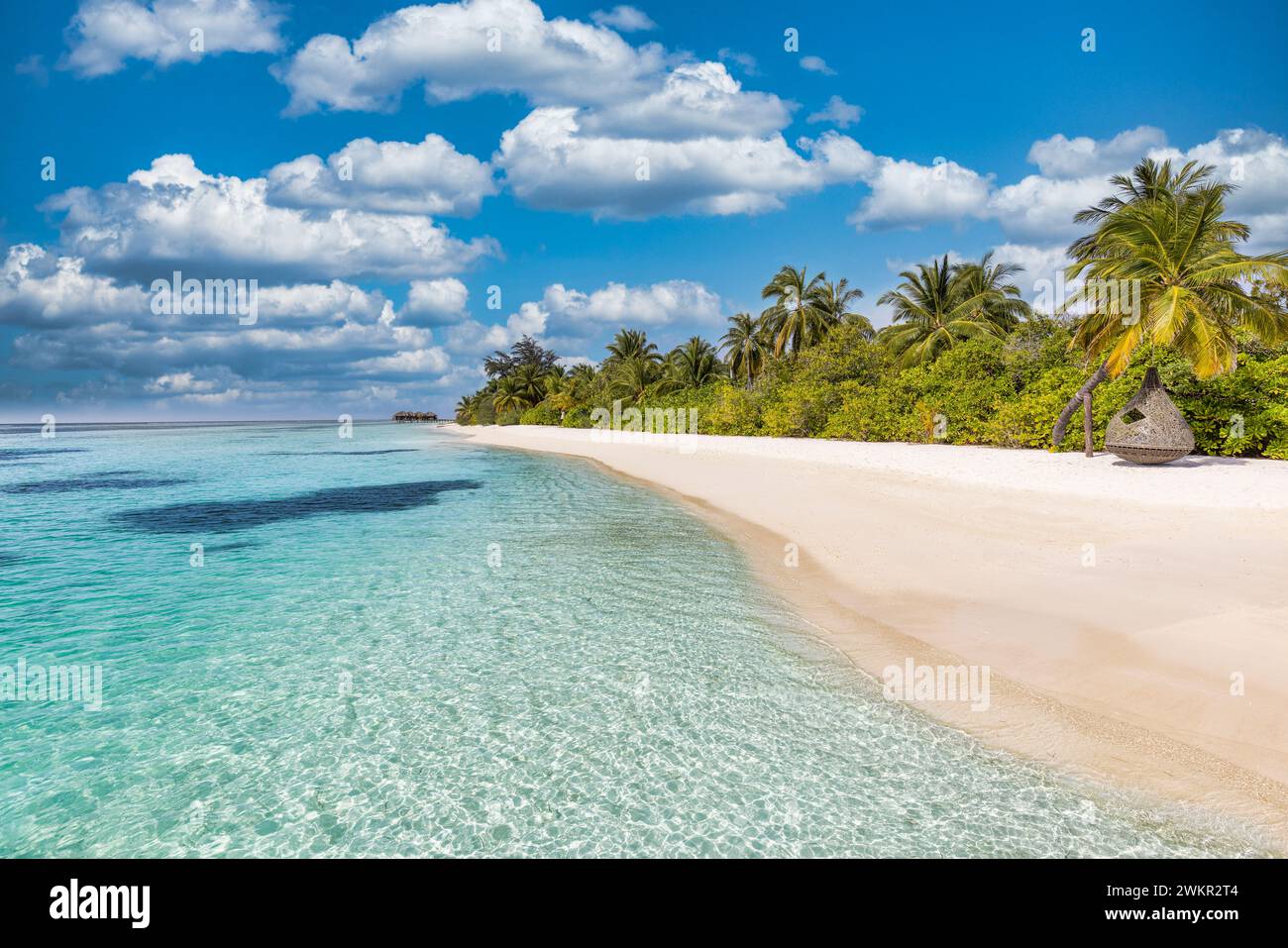 Schöner Strand mit Palmen launischen Himmel. Sommerurlaub Reise Urlaub Hintergrund Konzept. Malediven Paradies Strand. Luxusreisen Sommerurlaub Stockfoto