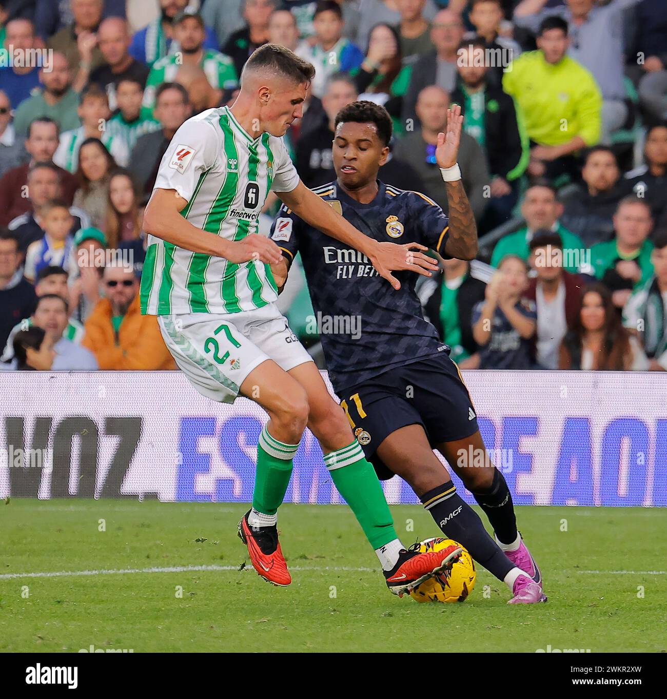 Sevilla, 12.09.2023. Spieltag 16 EA Sports League. Benito-Villamarín-Stadion. Real Betis - Real Madrid. Altimira kämpft um einen Ball gegen Rodrygo. Foto: Manuel Gómez. Archsev. Quelle: Album / Archivo ABC / Manuel Gómez Stockfoto