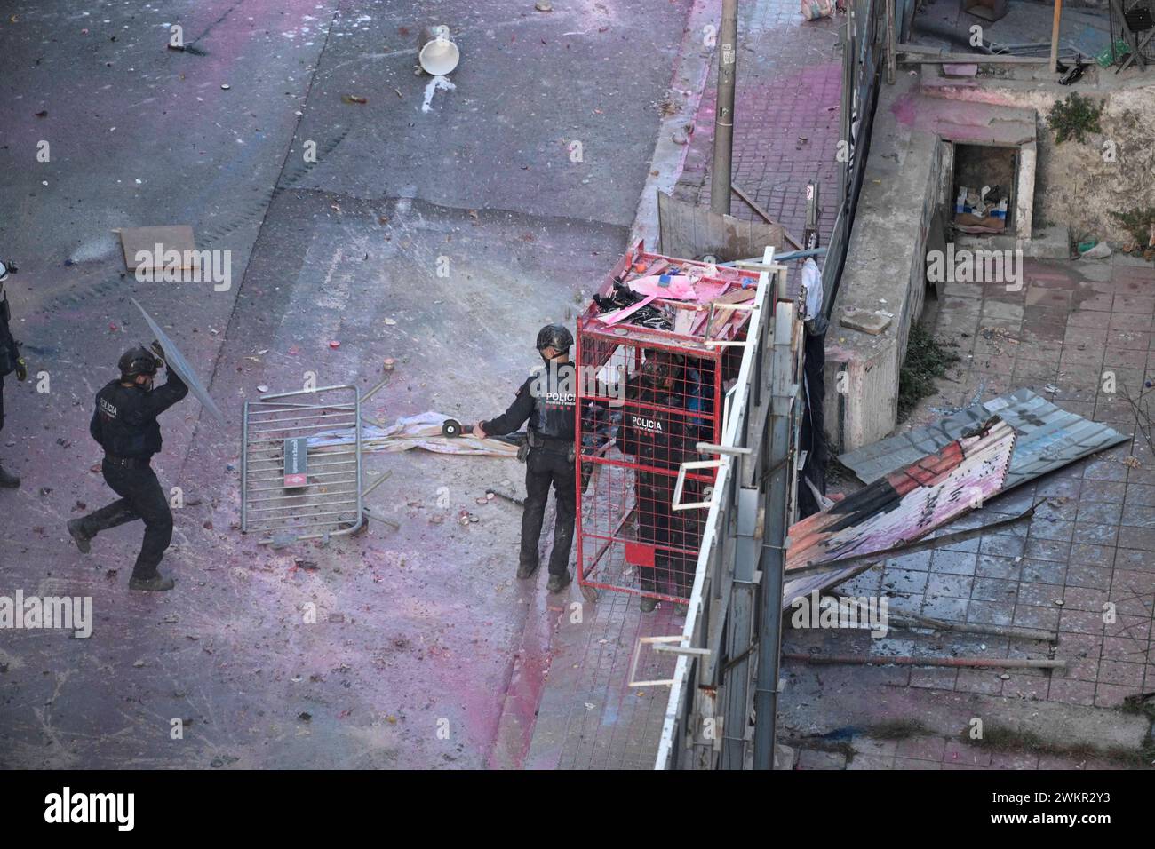 Barcelona, 11/30/2023. Räumung der besetzten Häuser La Ruina und El Kubo durch den Mossos d'Esquadra. Foto: Pep Dalmau. ARCHDC. Quelle: Album / Archivo ABC / PEP Dalmau Stockfoto