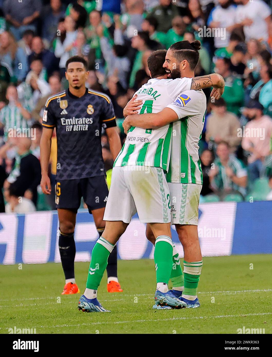 Sevilla, 12.09.2023. Spieltag 16 EA Sports League. Benito-Villamarín-Stadion. Real Betis-Real Madrid. Aitor feiert mit ISCO das Ziel, das 1:1 bedeutete. Foto: Manuel Gómez. ARCHSEV. Quelle: Album / Archivo ABC / Manuel Gómez Stockfoto