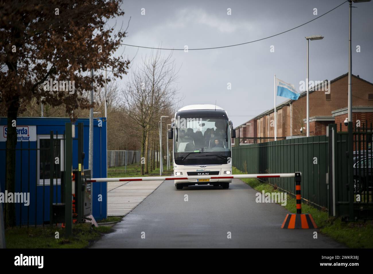 TER APEL - ein Bus mit Asylbewerbern fährt vom COA-Empfangszentrum ab. Die Höchstzahl der Asylbewerber, die sich im Zentrum aufhalten dürfen, beträgt 2.000. Für jeden Tag, an dem dieser Wert überschritten wird, wird das COA eine Strafe von 15.000 Euro verhängen. ANP JILMER POSTMA niederlande aus - belgien aus Stockfoto