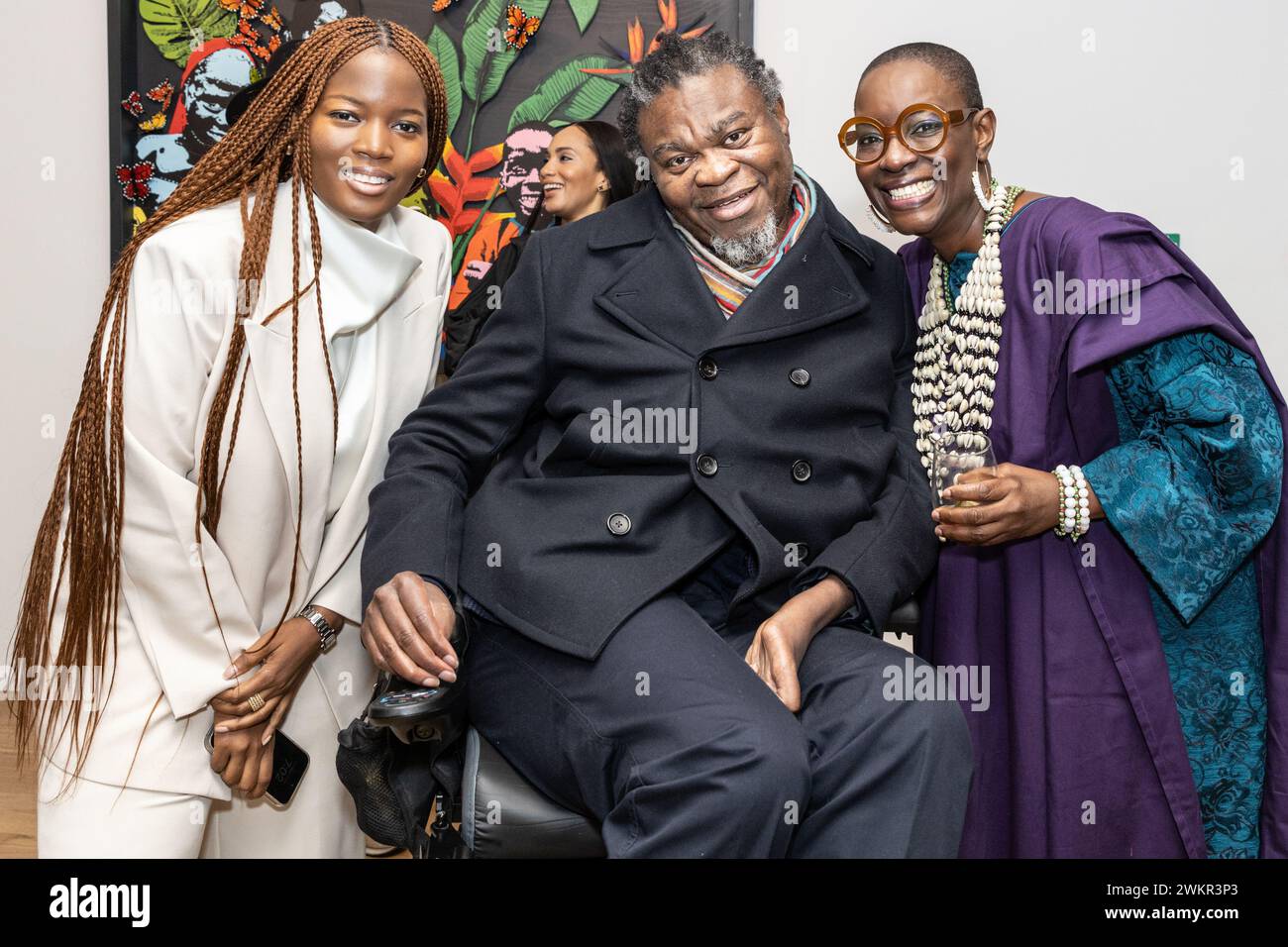 London, Großbritannien. Februar 2024. (l-t-r) Galerieeigentümerin Adenrele Sonariwo, Künstlerin Yinka Shonibare CBE RA, Künstler Peju Alatise. Die Rele Gallery wird mit einer neuen Galerie in der Dover Street, Mayfair, nach Europa erweitert. Die Galerie, gegründet in Lagos und LA, startet mit ihrer Eröffnungsausstellung „We Came with the Last Rain“ mit Werken des Künstlers Peju Alatise, die vom 22. März bis 23. April 2024 läuft. Quelle: Imageplotter/Alamy Live News Stockfoto