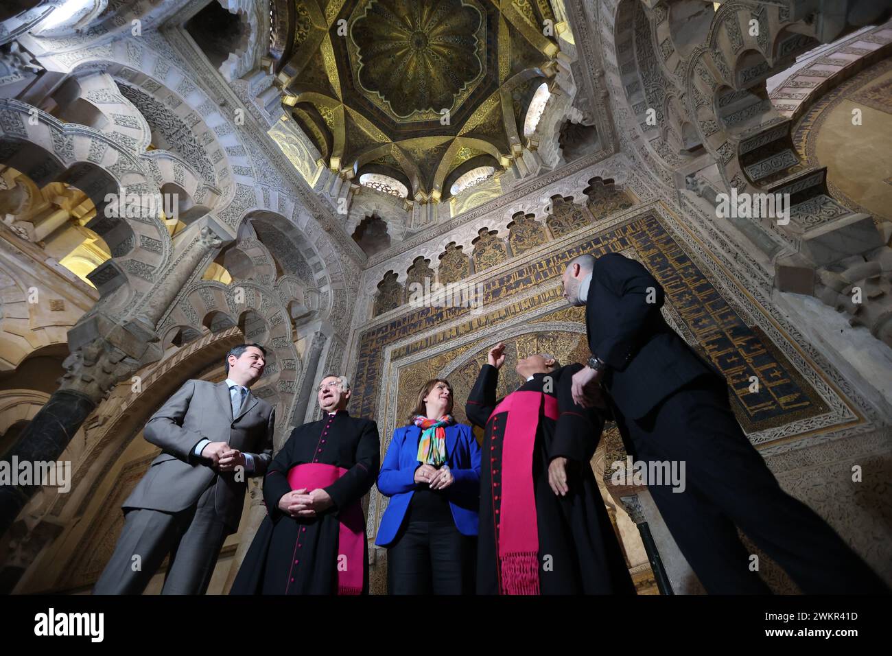 Córdoba, 01/31/2024. Die Restaurierungsarbeiten an der Maqsura der Moschee-Kathedrale beginnen. José María Bellido, Joaquín Alberto Nieva, Ana López, Demetrio Fernández und Eduardo Lucena in der Maqsura. Foto: Valerio Merino. ARCHCOR. Quelle: Album / Archivo ABC / Valerio Merino Stockfoto