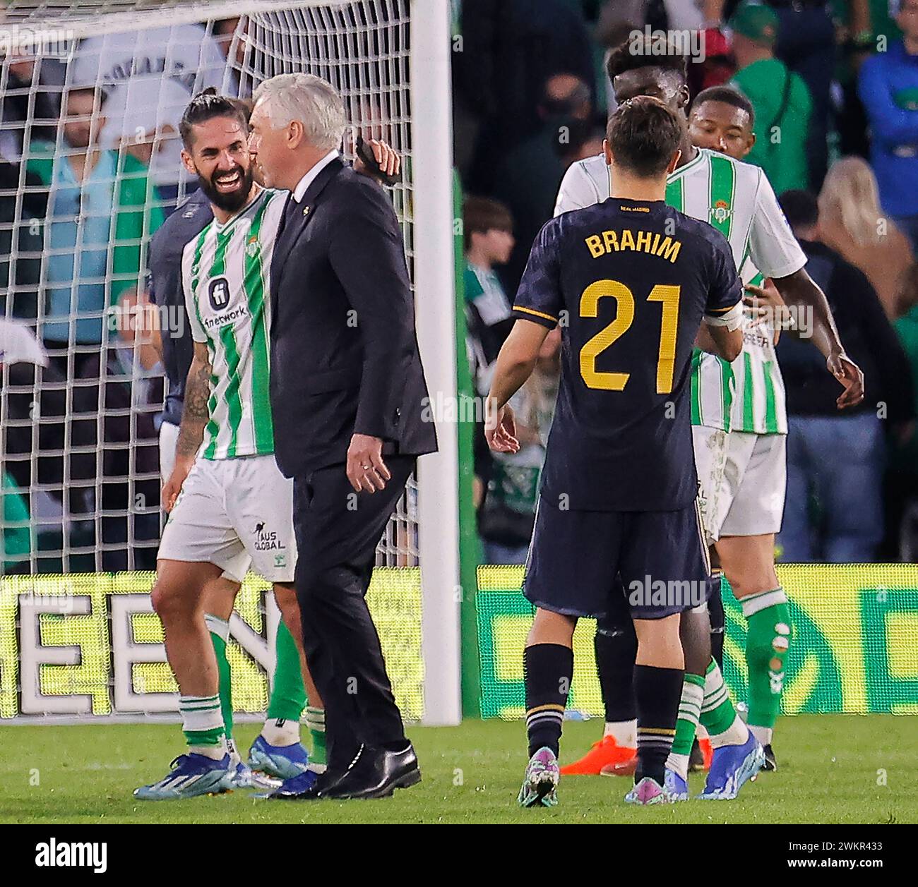 Sevilla, 12.09.2023. Spieltag 16 EA Sports League. Benito-Villamarín-Stadion. Real Betis-Real Madrid. Die freundliche Begrüßung zwischen ISCO und Ancelotti nach dem Ende des Spiels. Foto: Manuel Gómez. ARCHSEV. Quelle: Album / Archivo ABC / Manuel Gómez Stockfoto