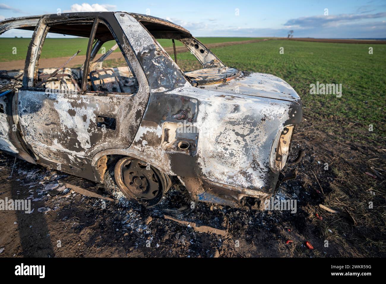 Ein ausgebranntes Auto. Verbranntes Auto auf dem Feld. Fahrzeugbrand, Fahrzeugbrand aufgrund eines Kurzschlusses. Absichtliche Brandstiftung des gestohlenen Autos. Ein Fahrzeug wurde im fi beschädigt Stockfoto