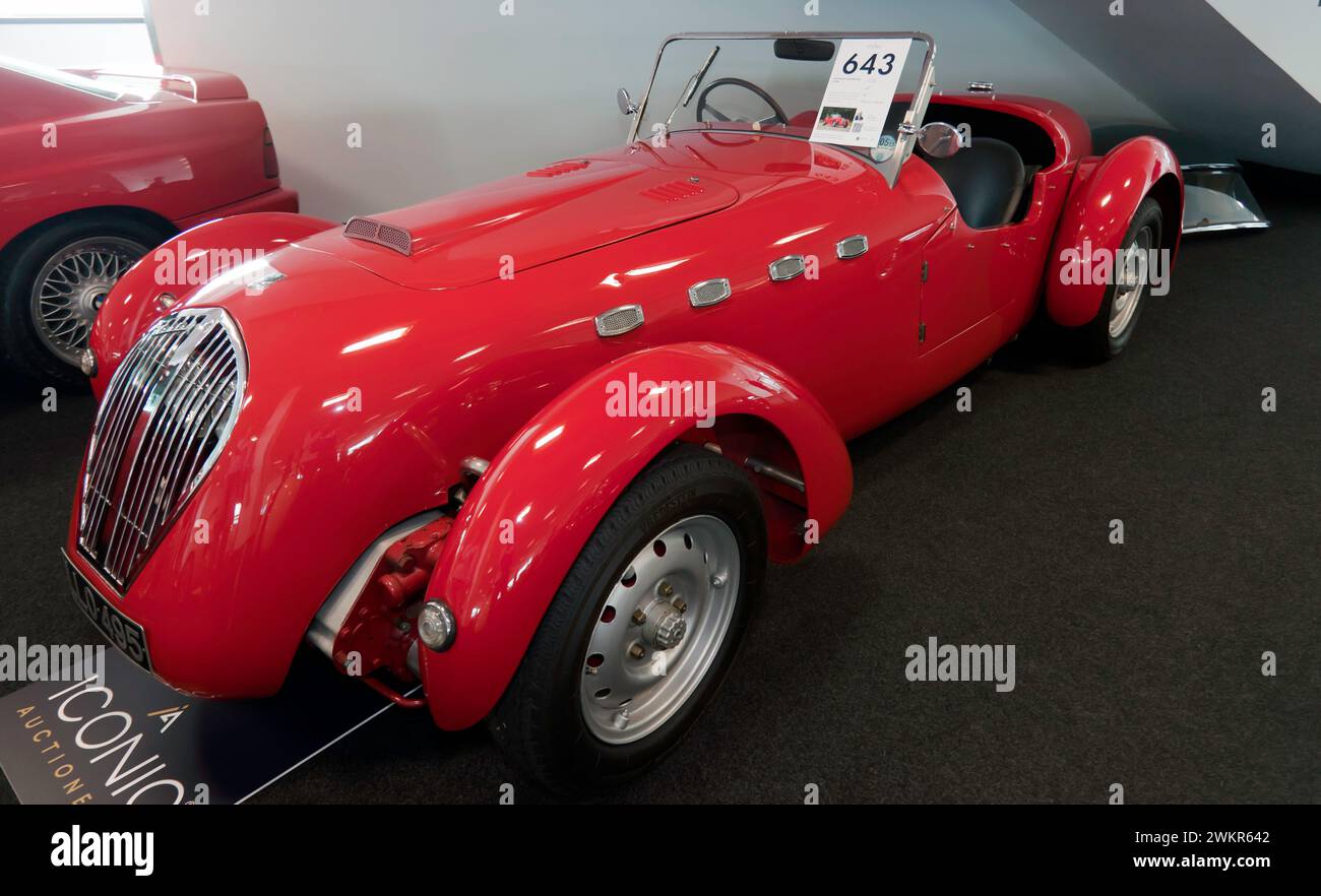 Dreiviertel-Vorderansicht eines seltenen Healey Silverstone E-Type aus dem Jahr 1950, der auf dem Silverstone Festival 2023 in der legendären Auktion verkauft wird Stockfoto
