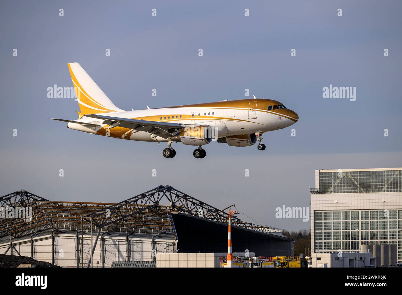 Airbus A318-112 ACJ Elite mit dem Flugzeugkennzeichen VP-CKH trifft auf der Münchner Sicherheitskonferenz auf der Südbahn 08R der Munich Air ein Stockfoto