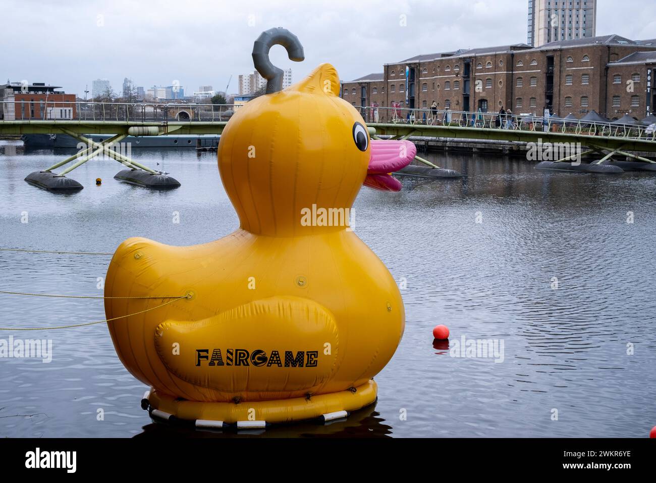 Große gelbe aufblasbare Gummiente aus dem nahe gelegenen Restaurant und Unterhaltungsort Fairgame schwimmt am North Dock am West India Quay im Herzen des Finanzviertels Canary Wharf am 6. Februar 2024 in London, Großbritannien. Canary Wharf ist ein Gebiet in der Nähe der Isle of Dogs im London Borough of Tower Hamlets und wird von der Greater London Authority als Teil des zentralen Geschäftsviertels von London definiert. Zusammen mit der City of London ist es eines der wichtigsten Finanzzentren im Vereinigten Königreich und der Welt, mit vielen Hochhäusern, darunter auch dem Thi Stockfoto