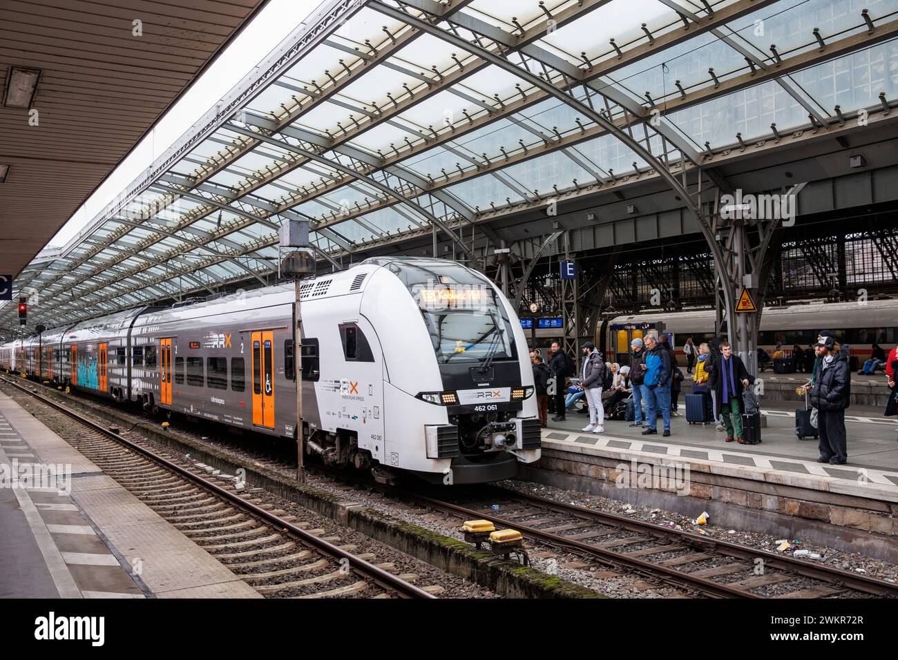 Regionalzug Rhein-Ruhr Express am Hauptbahnhof Köln. Regionalbahn Rhein-Ruhr-Express im Hauptbahnhof, Köln, Deutschland. Stockfoto