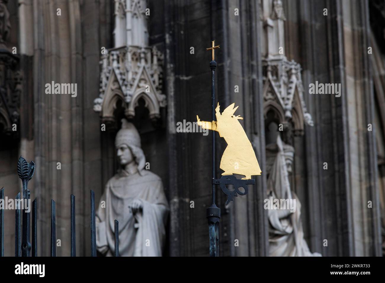 Kleine Wetterfahne in Form eines Bischofs am Dom Roncalliplatz, Köln. kleine Wetterfahne in Gestalt eines Bischo Stockfoto