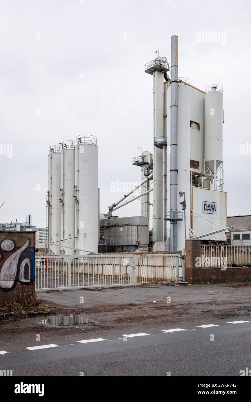 Asphaltmischwerk der Deutschen Asphalt GmbH, einem Unternehmen der Strabag AG im Deutzer Hafen, wo in den nächsten Jahren ein neues Stadtviertel errichtet wird, Stockfoto