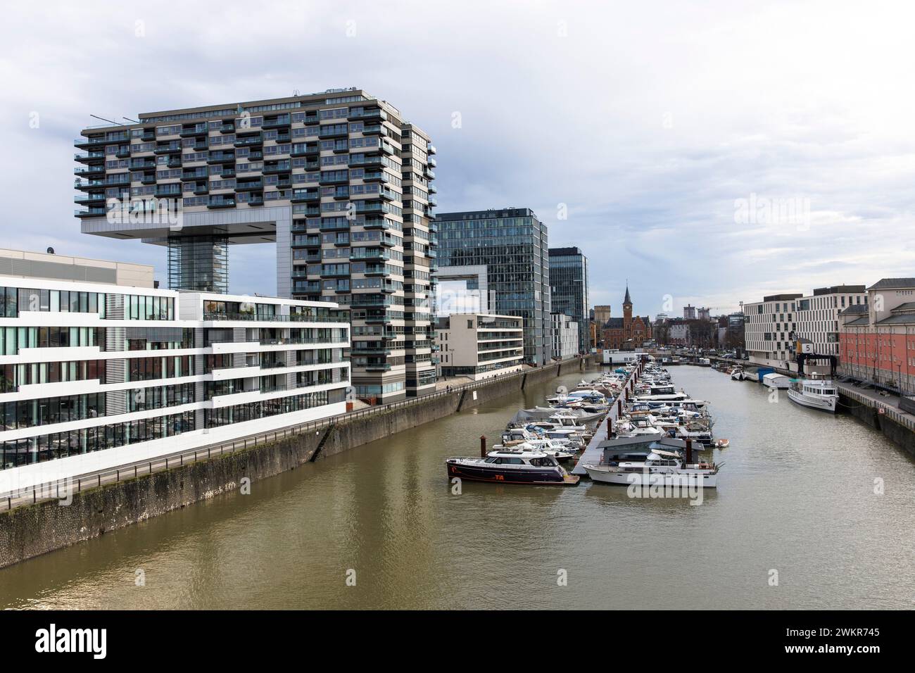 Die Kranhäuser im Rheinauer Hafen, links das Gebäude Dock 6-10, im Hintergrund das alte Hafenmeisteramt Köln. Matrize Stockfoto