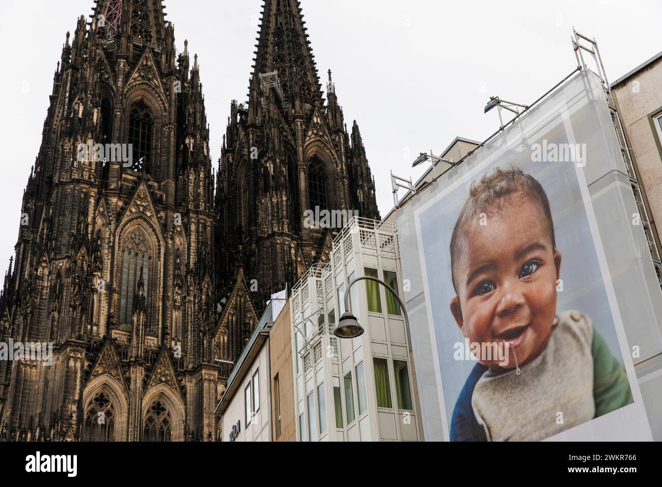 Werbeplakat auf einem Haus in der Komoedien Straße, dem Dom, Köln, Deutschland. Werbeplakat an einem Haus an der Komoedienstrasse, Dom, Köln, Deu Stockfoto