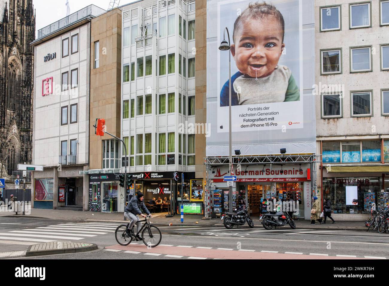 Werbeplakat auf einem Haus in der Komoedien Straße, ganz links vom Dom, Köln, Deutschland. Werbeplakat an einem Haus an der Komoedienstraße, links Stockfoto
