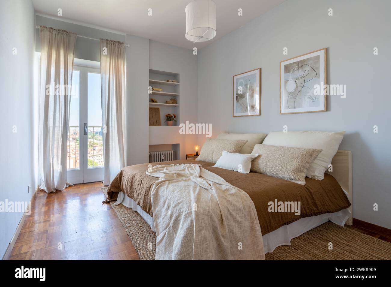 Brauner Raum mit Fenster und Tageslicht Stockfoto
