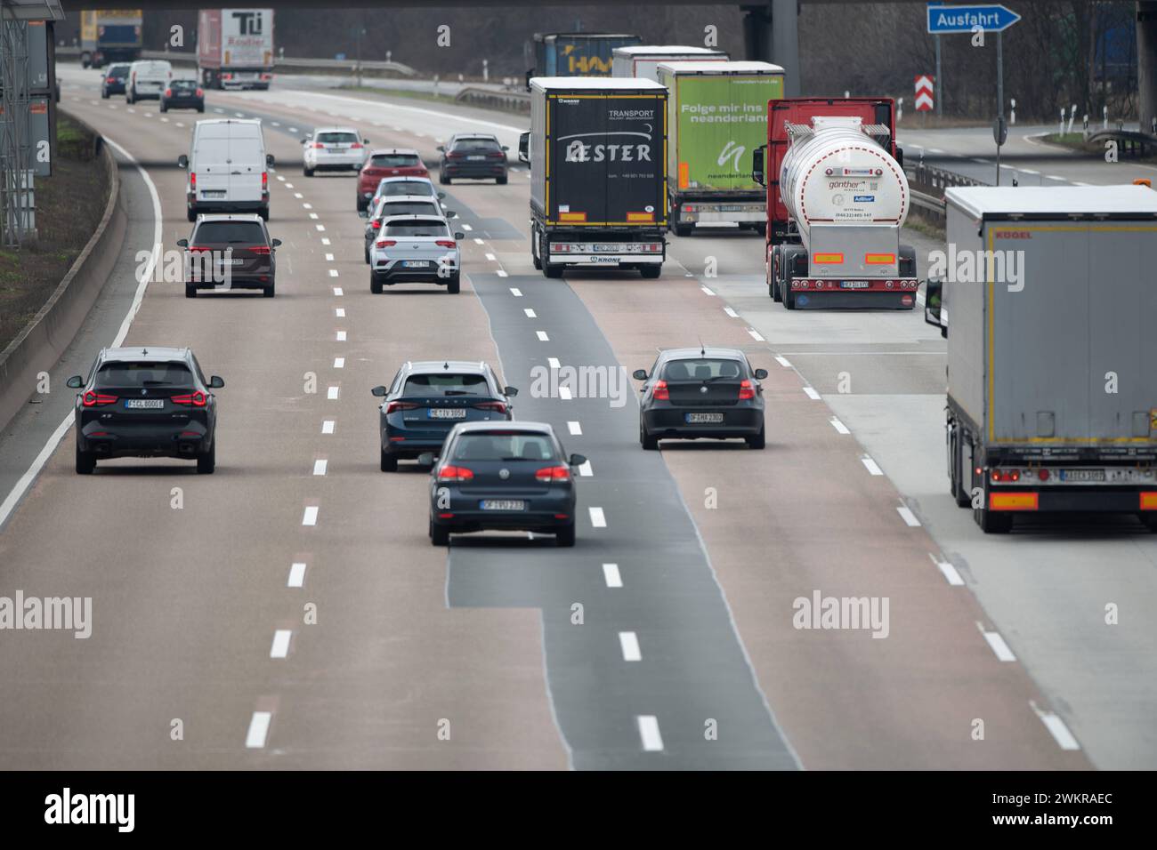 PKW und LKW auf der Autobahn A 5 vor dem Frankfurter Kreuz, dichter Verkehr, allgemein, Feature, Randmotiv, am 21.05.2024 in Frankfurt/Main. *** Autos und LKW auf der A 5 vor dem Frankfurter Autobahnkreuz, dichter Verkehr, allgemein, Merkmal, Randmotiv, am 21 05 2024 in Frankfurt Main Stockfoto