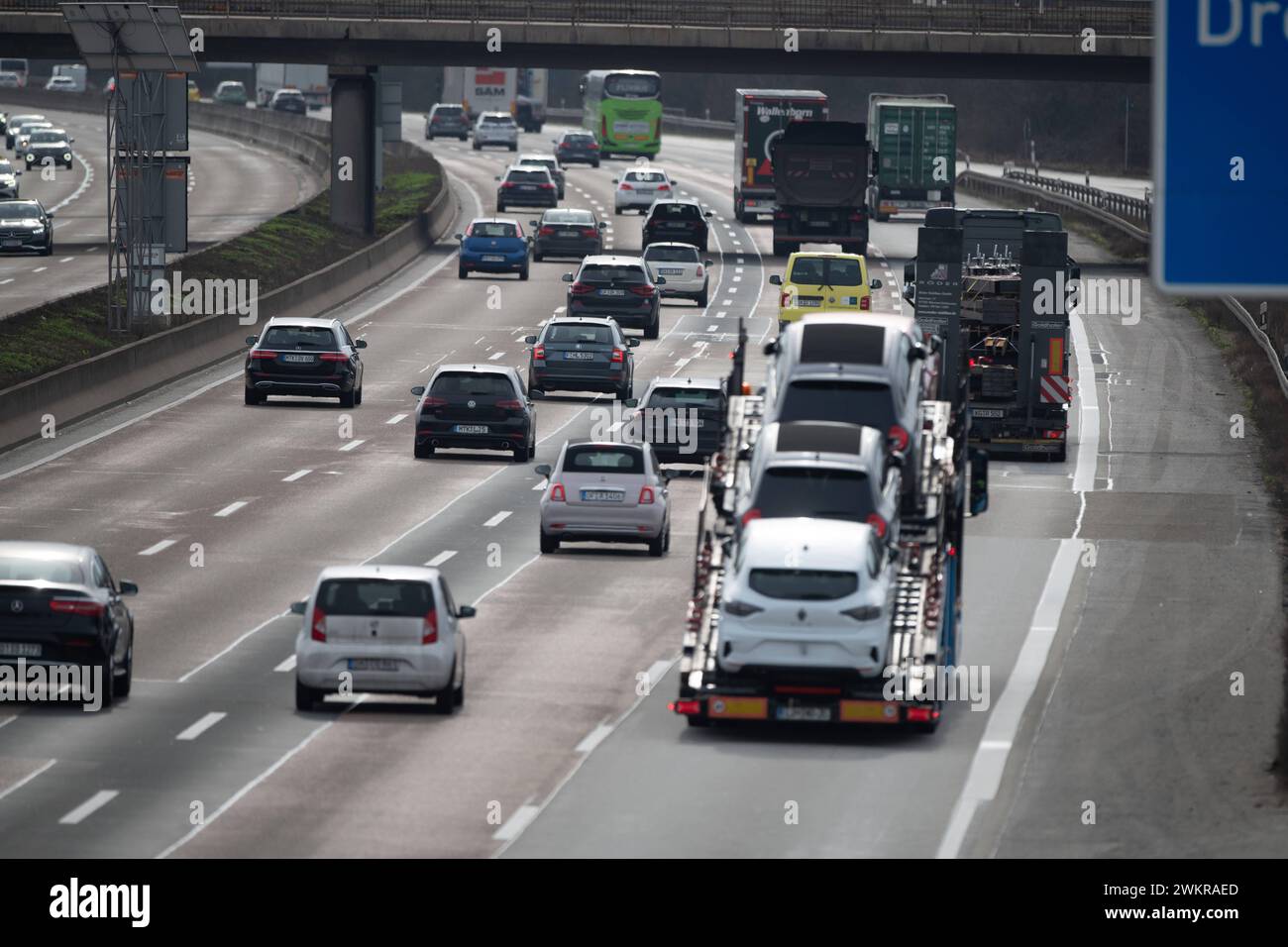 PKW und LKW auf der Autobahn A 5 vor dem Frankfurter Kreuz, dichter Verkehr, allgemein, Feature, Randmotiv, am 21.05.2024 in Frankfurt/Main. *** Autos und LKW auf der A 5 vor dem Frankfurter Autobahnkreuz, dichter Verkehr, allgemein, Merkmal, Randmotiv, am 21 05 2024 in Frankfurt Main Stockfoto
