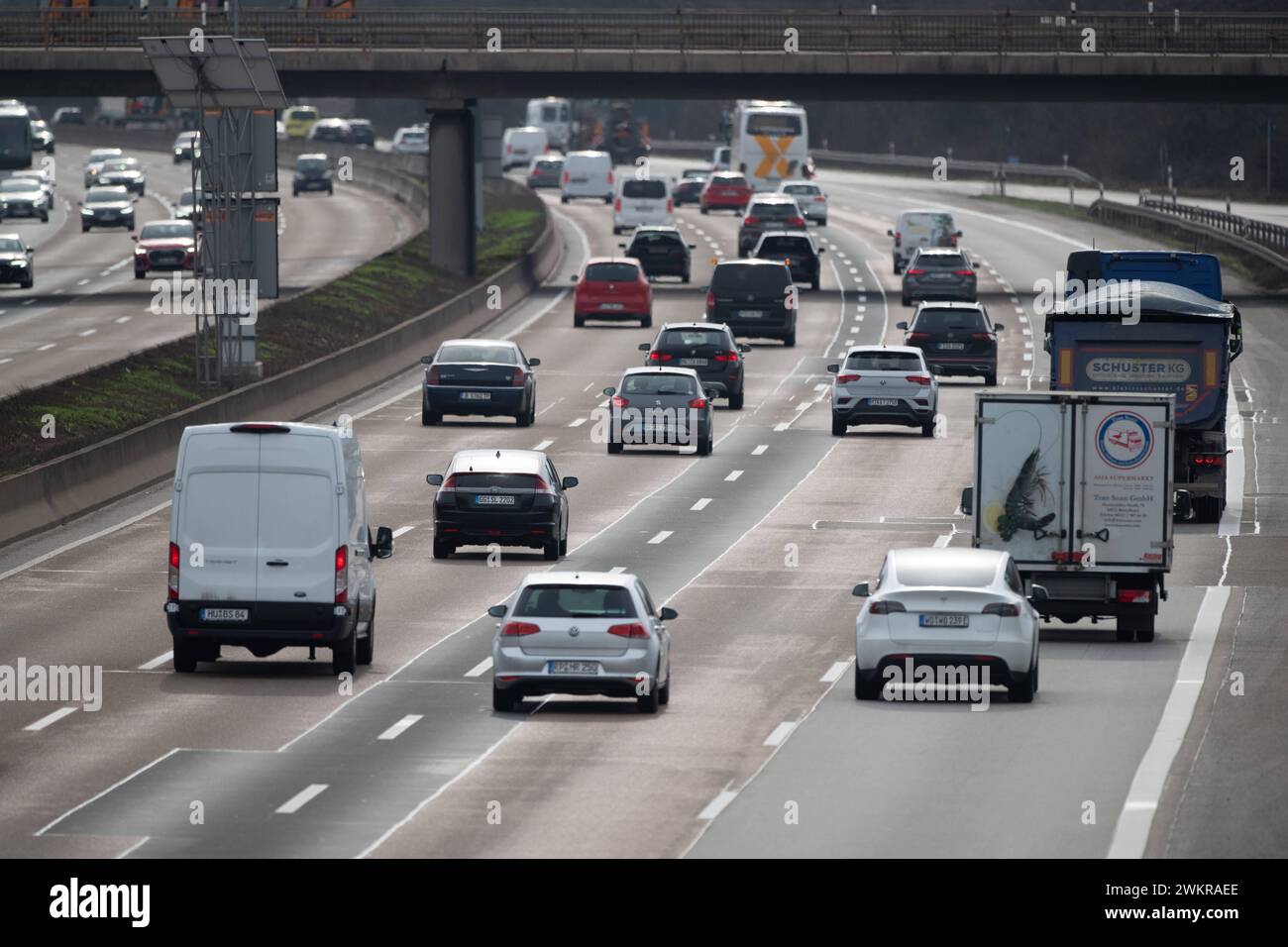 PKW und LKW auf der Autobahn A 5 vor dem Frankfurter Kreuz, dichter Verkehr, allgemein, Feature, Randmotiv, am 21.05.2024 in Frankfurt/Main. *** Autos und LKW auf der A 5 vor dem Frankfurter Autobahnkreuz, dichter Verkehr, allgemein, Merkmal, Randmotiv, am 21 05 2024 in Frankfurt Main Stockfoto