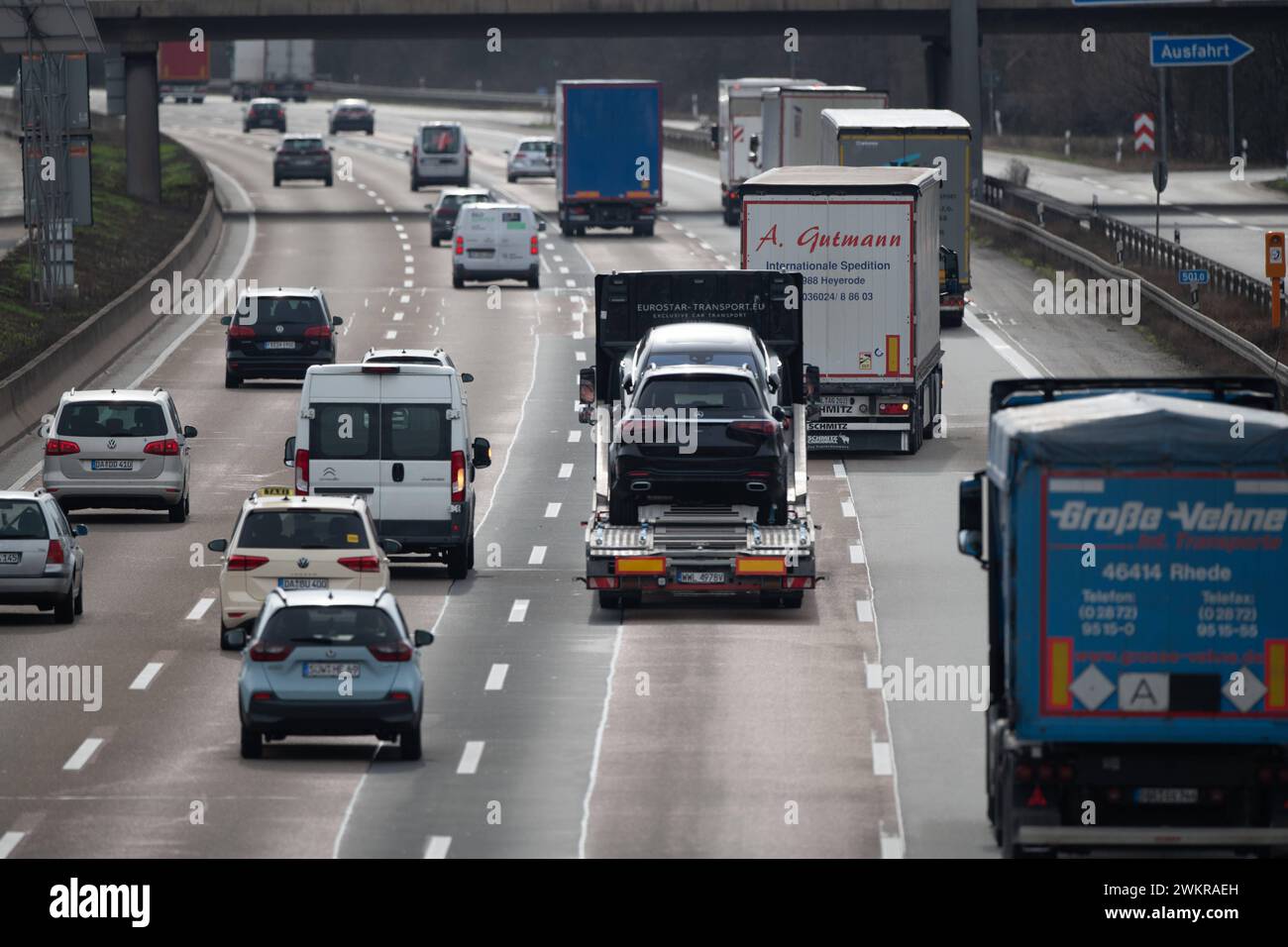 PKW und LKW auf der Autobahn A 5 vor dem Frankfurter Kreuz, dichter Verkehr, allgemein, Feature, Randmotiv, am 21.05.2024 in Frankfurt/Main. *** Autos und LKW auf der A 5 vor dem Frankfurter Autobahnkreuz, dichter Verkehr, allgemein, Merkmal, Randmotiv, am 21 05 2024 in Frankfurt Main Stockfoto