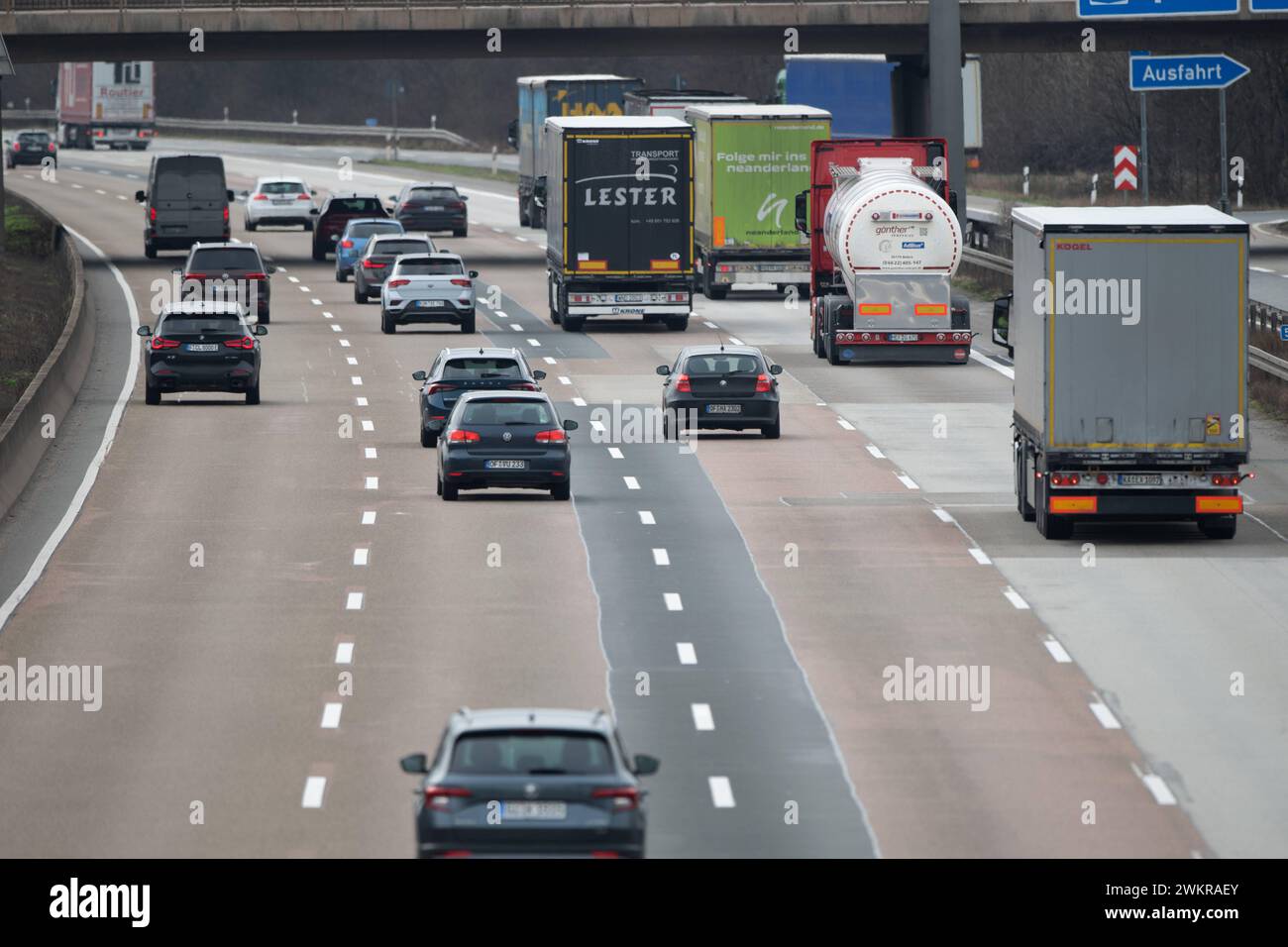 PKW und LKW auf der Autobahn A 5 vor dem Frankfurter Kreuz, dichter Verkehr, allgemein, Feature, Randmotiv, am 21.05.2024 in Frankfurt/Main. *** Autos und LKW auf der A 5 vor dem Frankfurter Autobahnkreuz, dichter Verkehr, allgemein, Merkmal, Randmotiv, am 21 05 2024 in Frankfurt Main Stockfoto