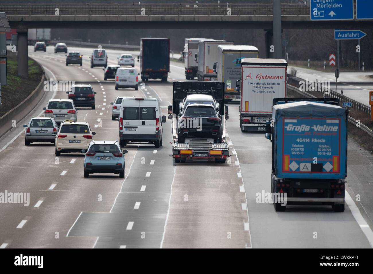PKW und LKW auf der Autobahn A 5 vor dem Frankfurter Kreuz, dichter Verkehr, allgemein, Feature, Randmotiv, am 21.05.2024 in Frankfurt/Main. *** Autos und LKW auf der A 5 vor dem Frankfurter Autobahnkreuz, dichter Verkehr, allgemein, Merkmal, Randmotiv, am 21 05 2024 in Frankfurt Main Stockfoto