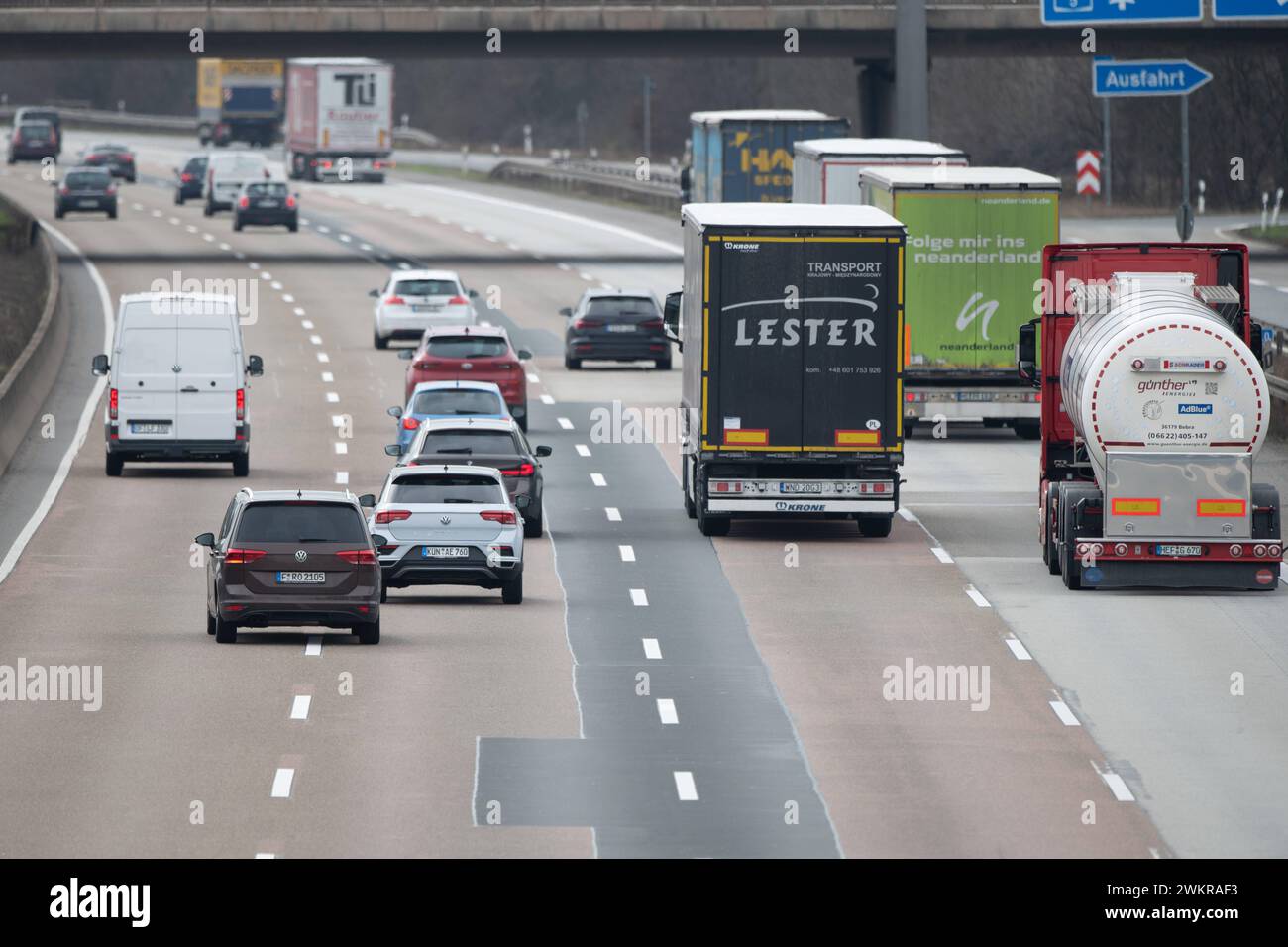 PKW und LKW auf der Autobahn A 5 vor dem Frankfurter Kreuz, dichter Verkehr, allgemein, Feature, Randmotiv, am 21.05.2024 in Frankfurt/Main. *** Autos und LKW auf der A 5 vor dem Frankfurter Autobahnkreuz, dichter Verkehr, allgemein, Merkmal, Randmotiv, am 21 05 2024 in Frankfurt Main Stockfoto